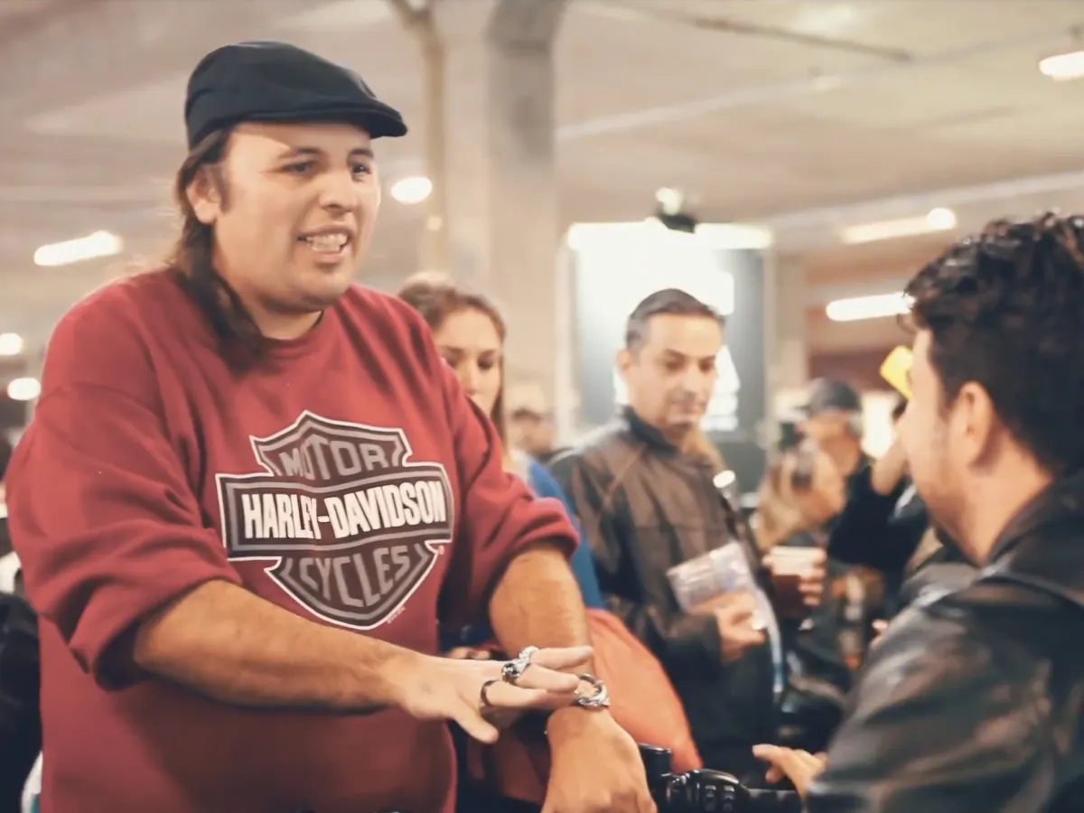 Zandor atendendo um cliente em um evento Harley-Davidson
